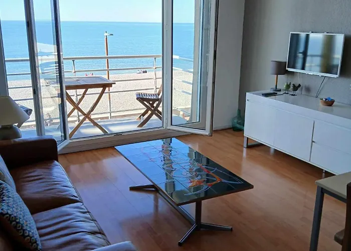 Face à La Corinne Appartement *